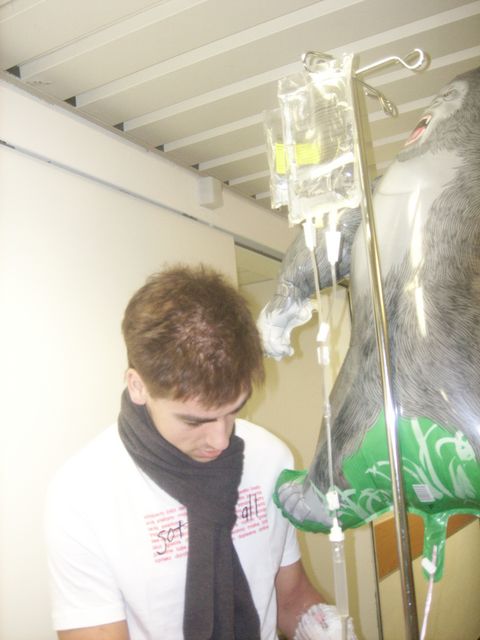 Henk moet ook aan het infuus.JPG
