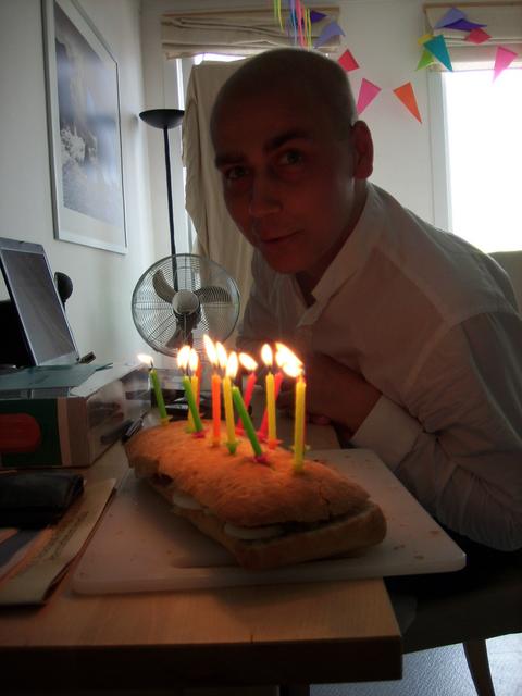 gezonde taart=brood met kaarsjes uiteraard.JPG